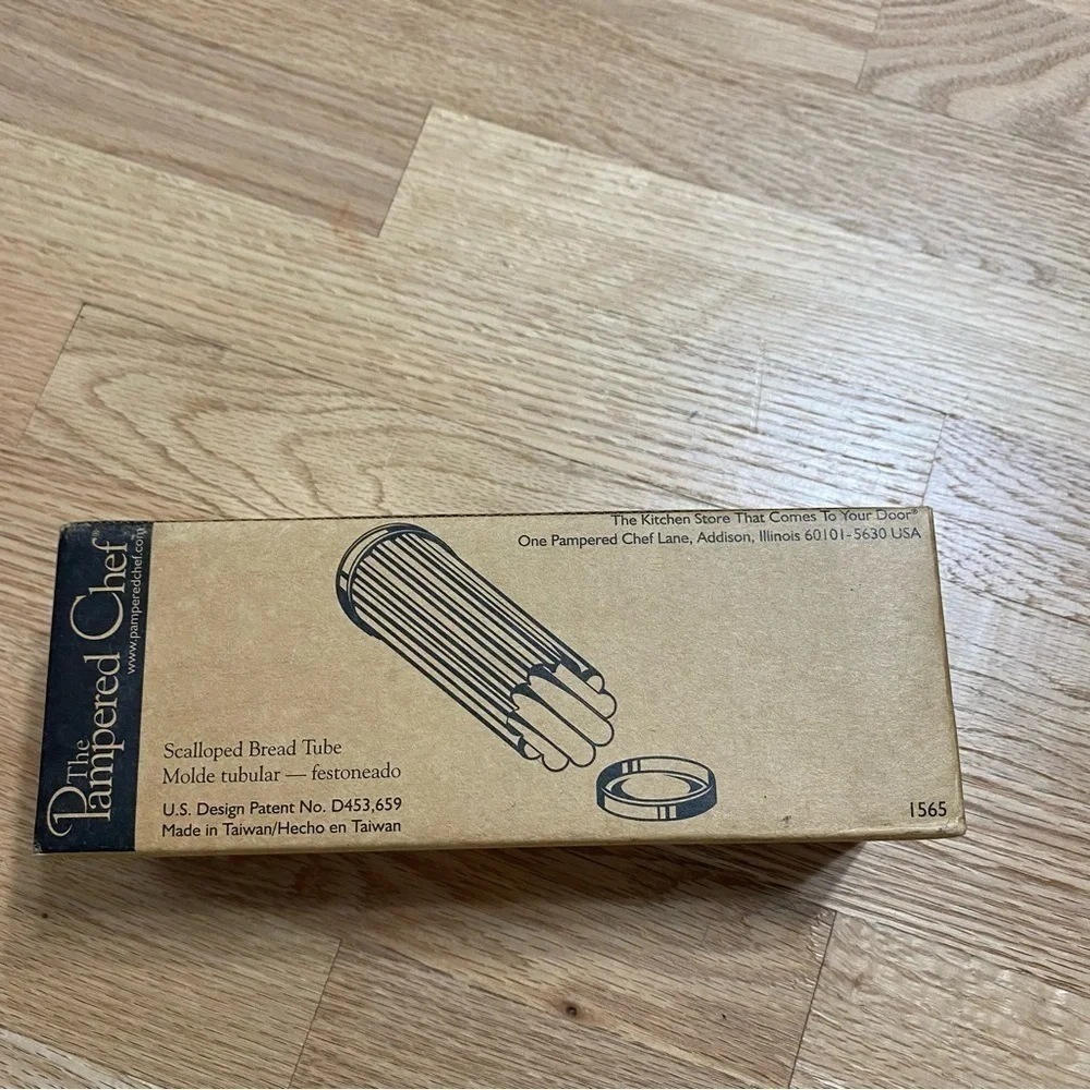 Pampered Chef Scalloped Bread Tube NEW Metal 1565 Silver